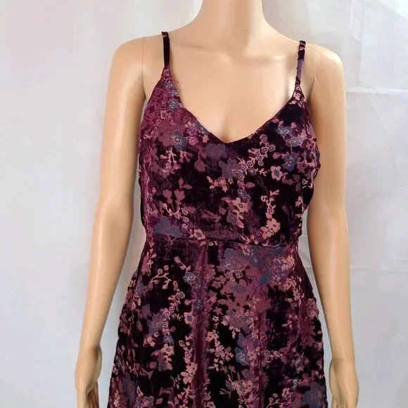 Elegant Floral Burgundy Dress - Picture 3 of 16